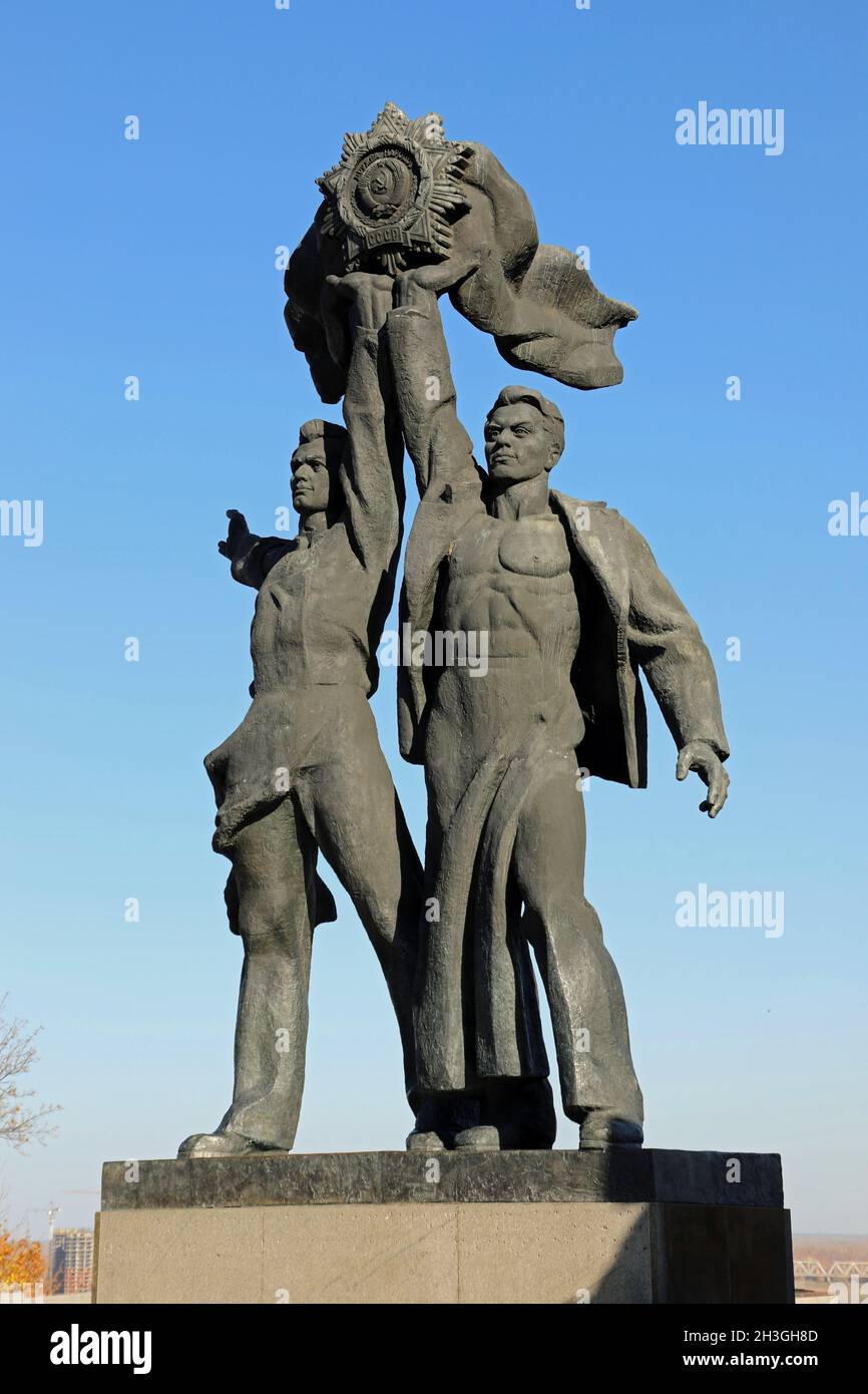 Scultura sovietica di un operaio russo e ucraino presso il monumento dell'Arco dell'amicizia dei popoli a Kyiv Foto Stock