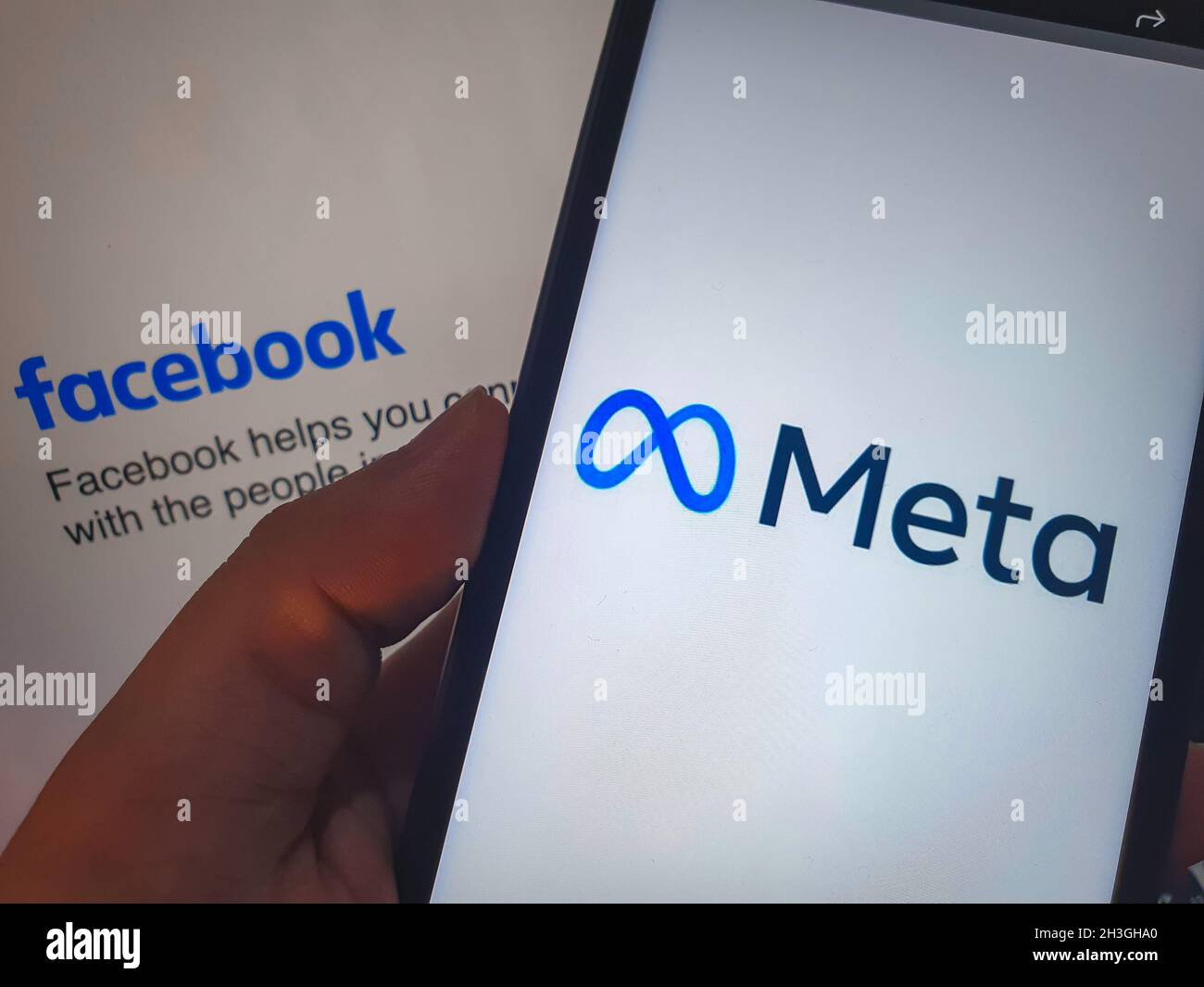 mano che tiene un telefono cellulare con il logo meta Foto Stock