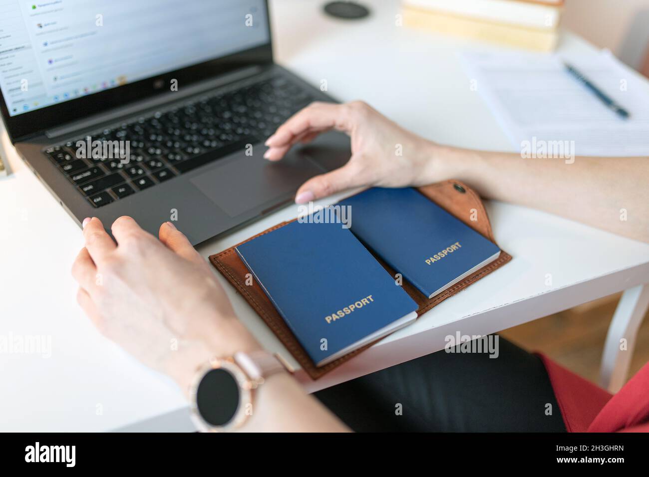 La donna utilizza un notebook per prenotare biglietti aerei e hotel per un viaggio. Concetto di viaggio Foto Stock