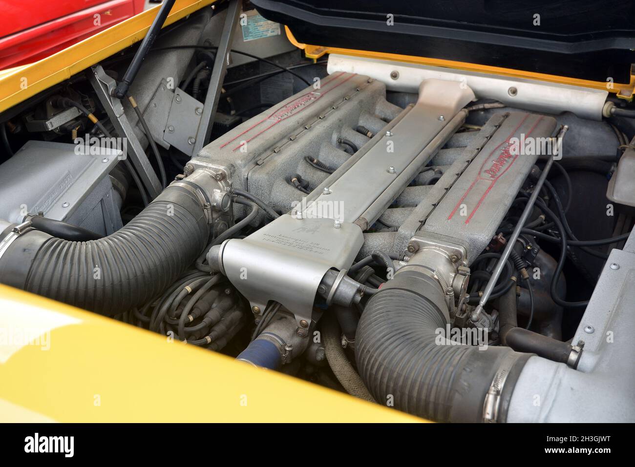 Castelnuovo don Bosco, Piemonte, Italia - 24 settembre 2021: Evento Meeting delle Supercars in Piemonte. Il motore a 12 cilindri di Lamborghini Diablo. Foto Stock