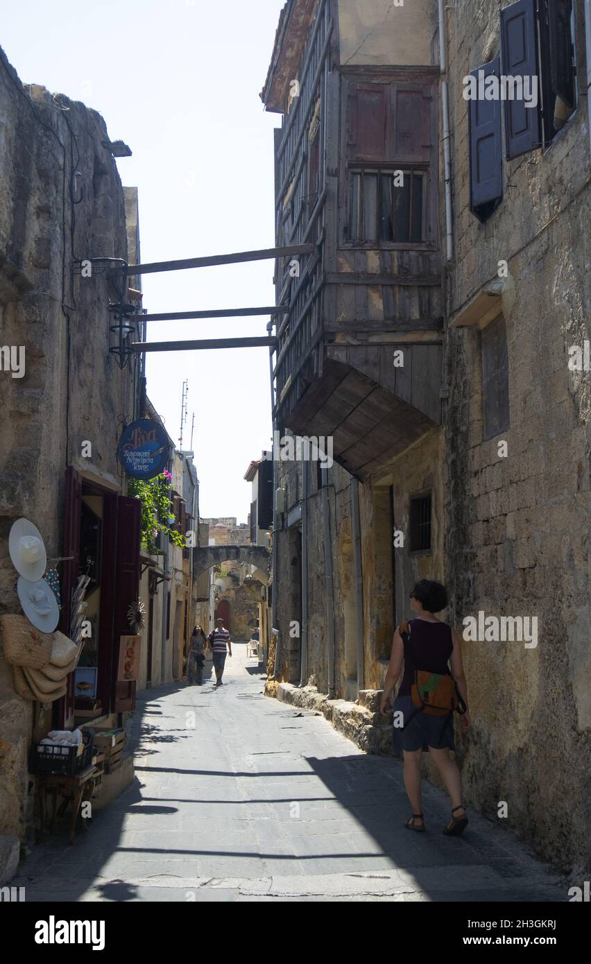 Città vecchia di Rodi - Grecia - Agosto 27 2014 : strada stretta nel quartiere vecchio della città medievale patrimonio dell'umanità UNESCO sito verticale colpo Foto Stock