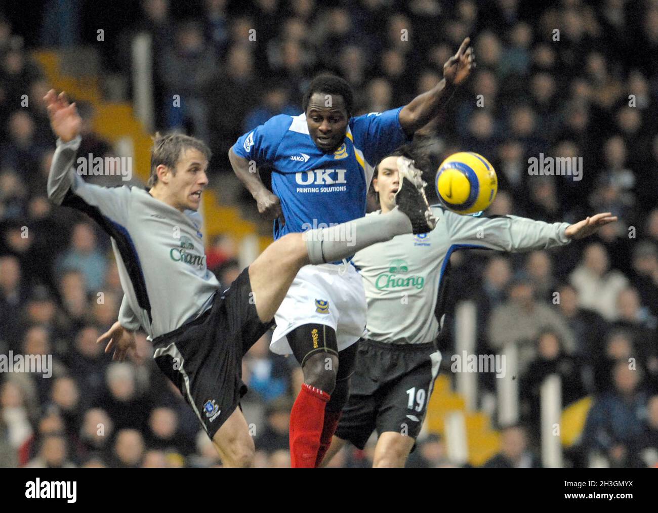 PORTSMOUTH V EVERTON PHIL NEVILLE LIBERA DA PORTSMOUTHS BENJANI MWARUWARI, PIC MIKE WALKER 2006 Foto Stock