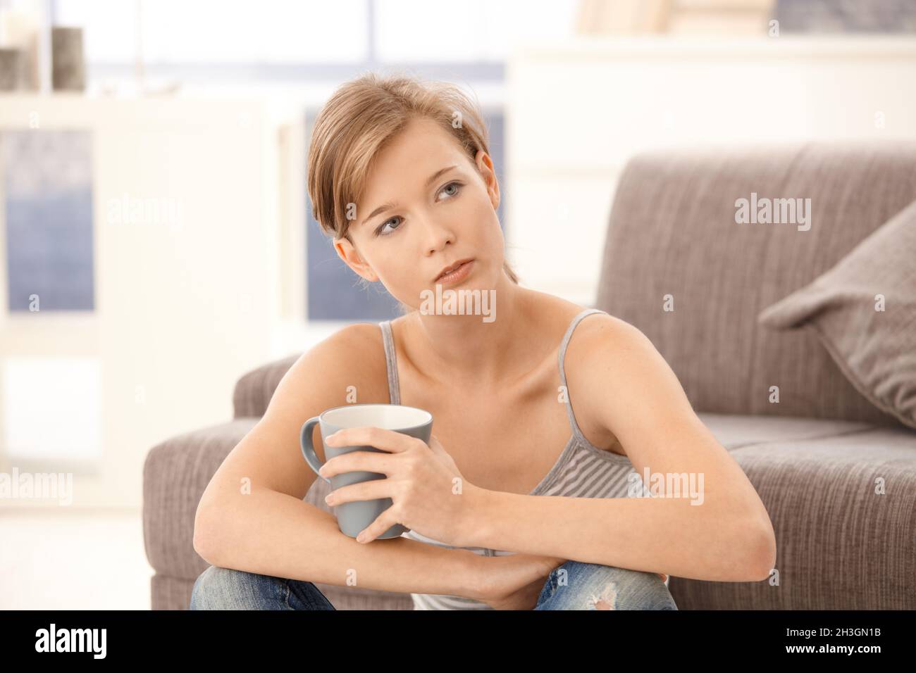 Giovane donna con tè Foto Stock