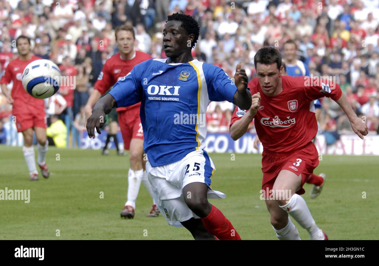 PORTSMOUTH V LIVERPOOL BENJANI MWARUWARI SI ALLONTANA DA STEVE FINNAN PIC MIKE WALKER, 2006 Foto Stock