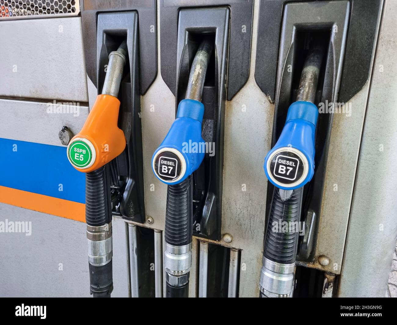 Servizio stazione contatore benzina petrolio. Trasporto auto con rifornimento di olio. Aumento dei costi della benzina Foto Stock