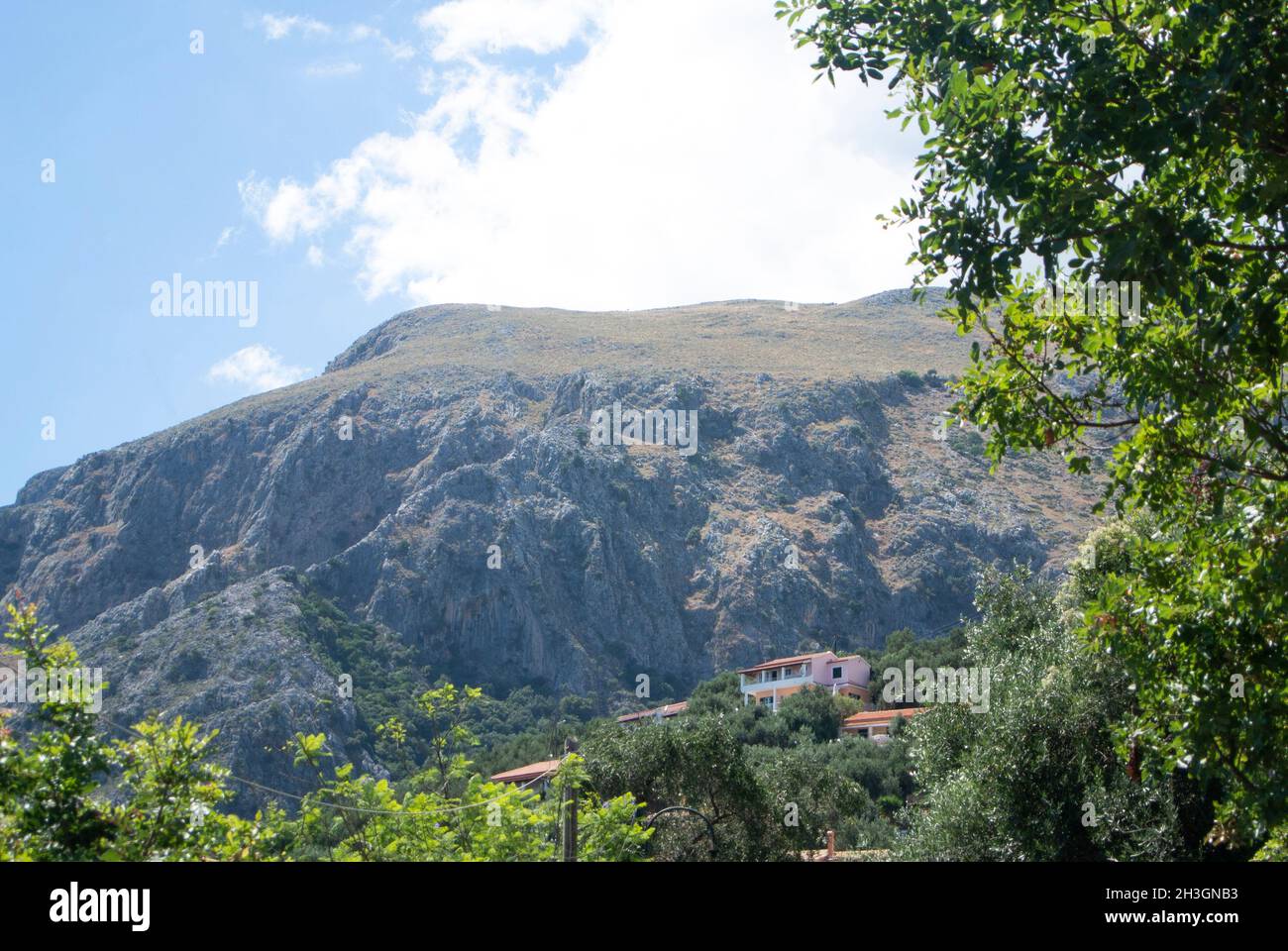 Corfù isola Grecia Nissaki villaggio Vista di montagne e colline coperte di pino aspetto paesaggistico vista Foto Stock