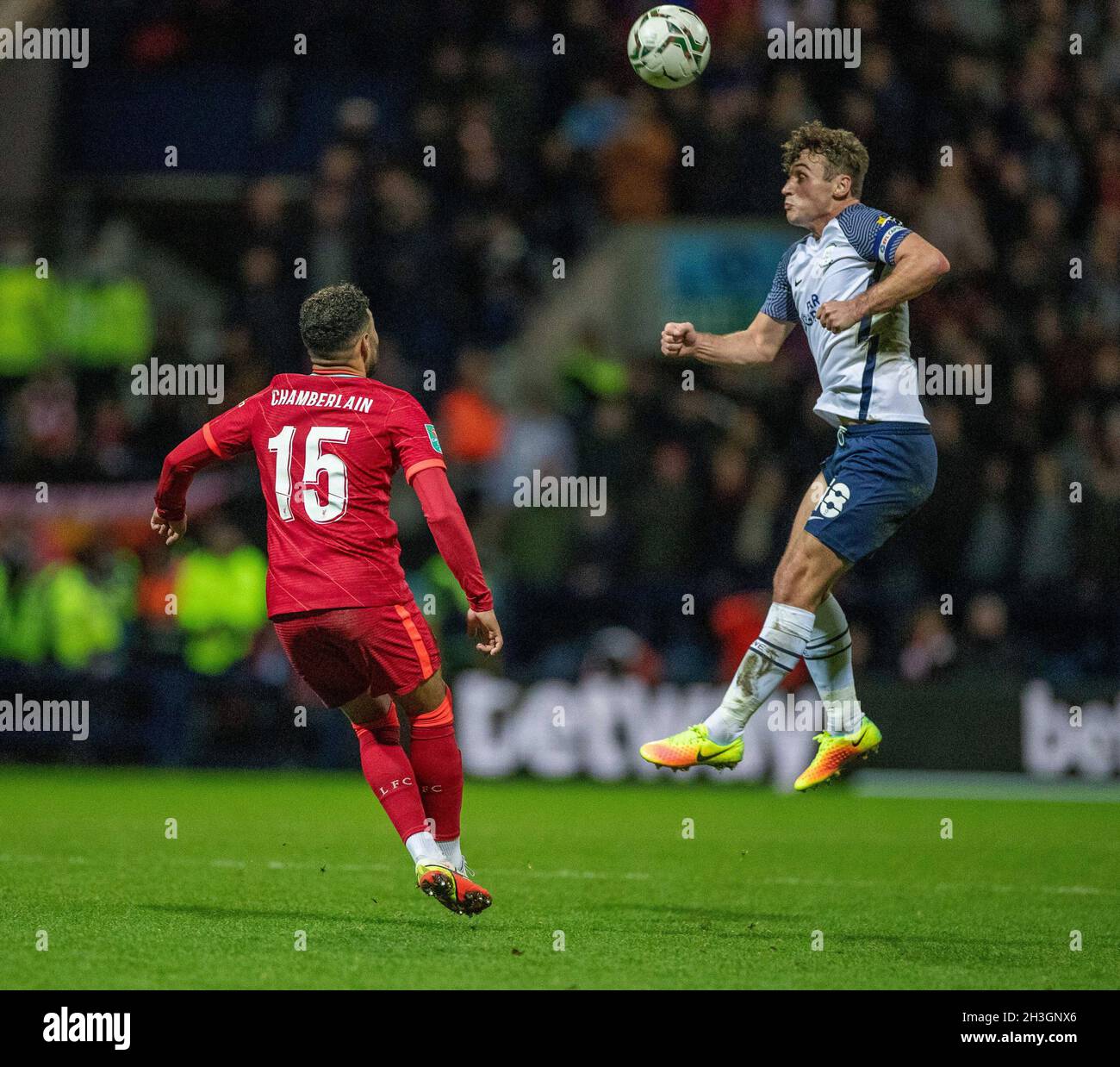 Deepdale Stadium, Preston, Lancashire, Regno Unito. 27 ottobre 2021. Carabao Cup, Preston North End contro Liverpool; Ryan Ledson di Preston North End sale in testa alla palla come Alex Oxlade-Chamberlain di Liverpool guarda su Credit: Action Plus Sports/Alamy Live News Foto Stock