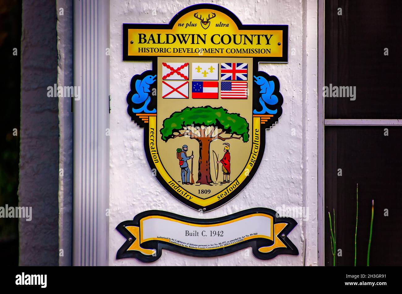 Un indicatore storico è appeso su una casa costruita nel 1942, 23 ottobre 2021, a Fairhope, Alabama. Il marcatore è stato rilasciato da Baldwin County Historic Development. Foto Stock