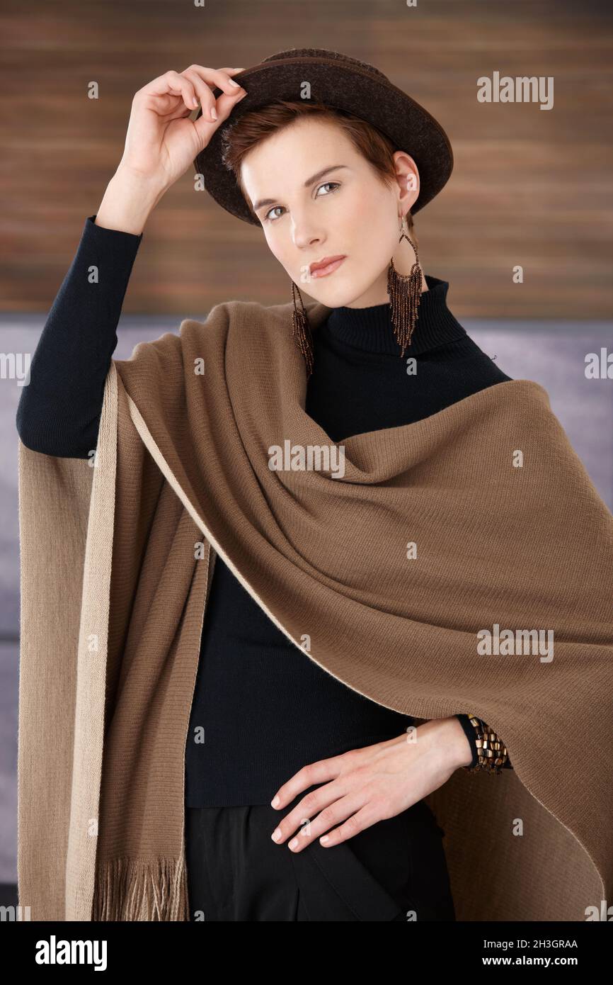 Donna alla moda con accessori alla moda Foto Stock