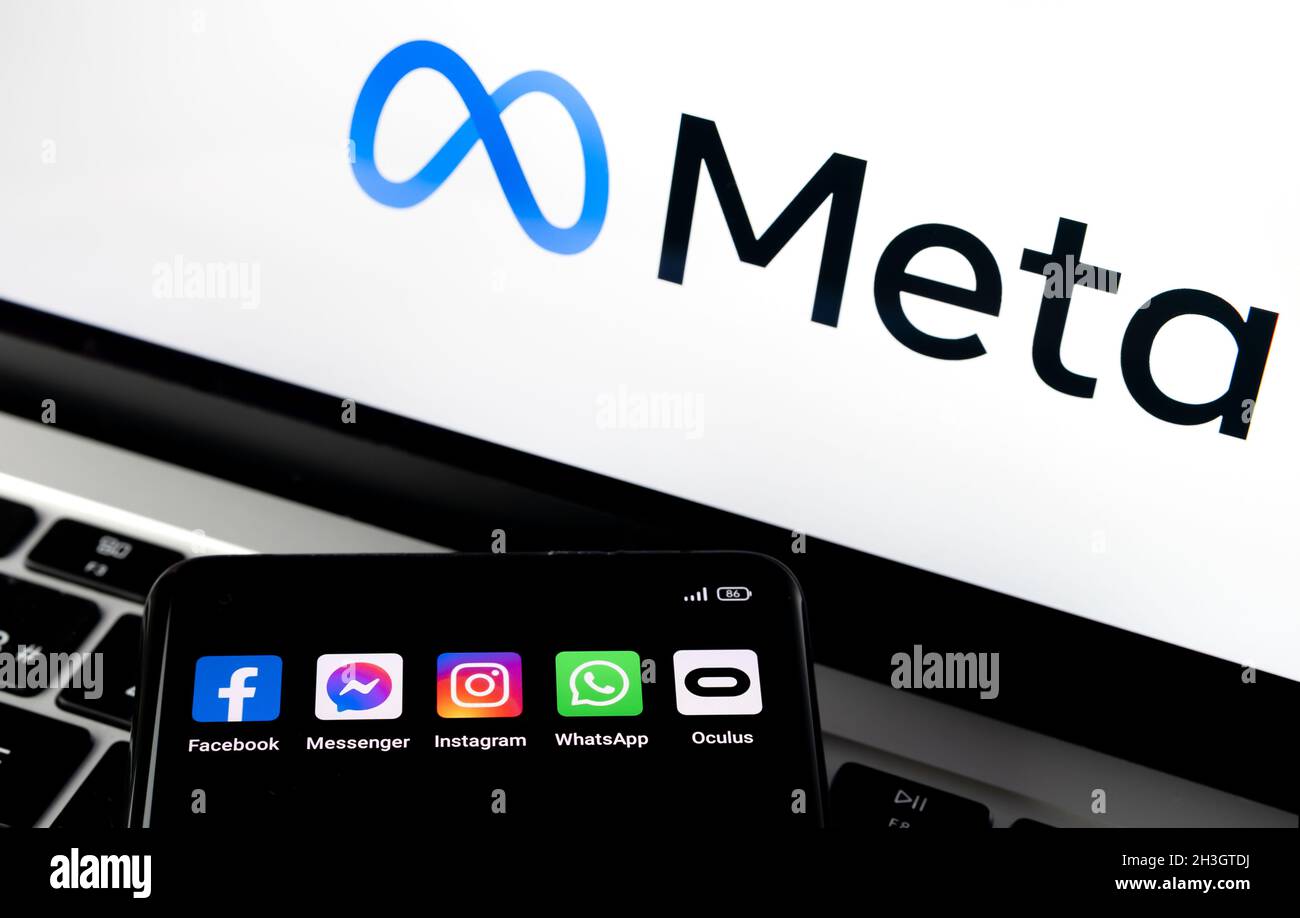 Silhouette di smartphone con Facebook, Messenger, WhatsApp, Instagram, applicazioni Oculus e logo sfocato META Company sullo sfondo. META è una nuova FAC Foto Stock