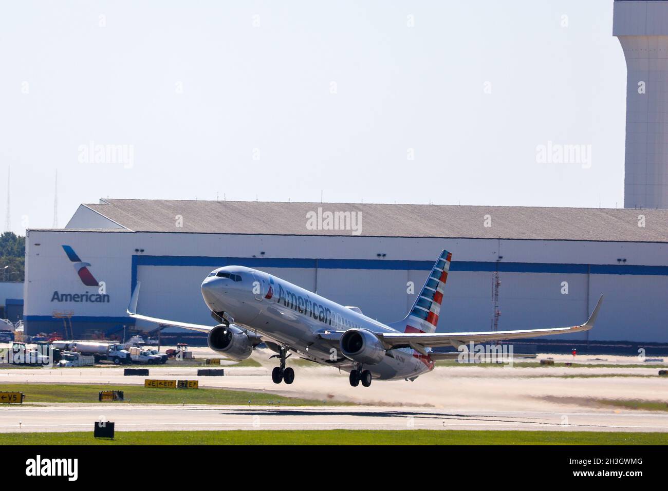 Aerei che decolgono dall'Aeroporto Internazionale Charlotte-Douglas in una giornata di sole Foto Stock