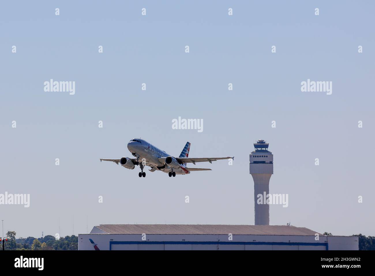 Aerei che decolgono dall'Aeroporto Internazionale Charlotte-Douglas in una giornata di sole Foto Stock