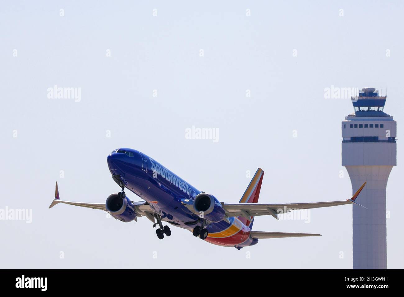 Aerei che decolgono dall'Aeroporto Internazionale Charlotte-Douglas in una giornata di sole Foto Stock