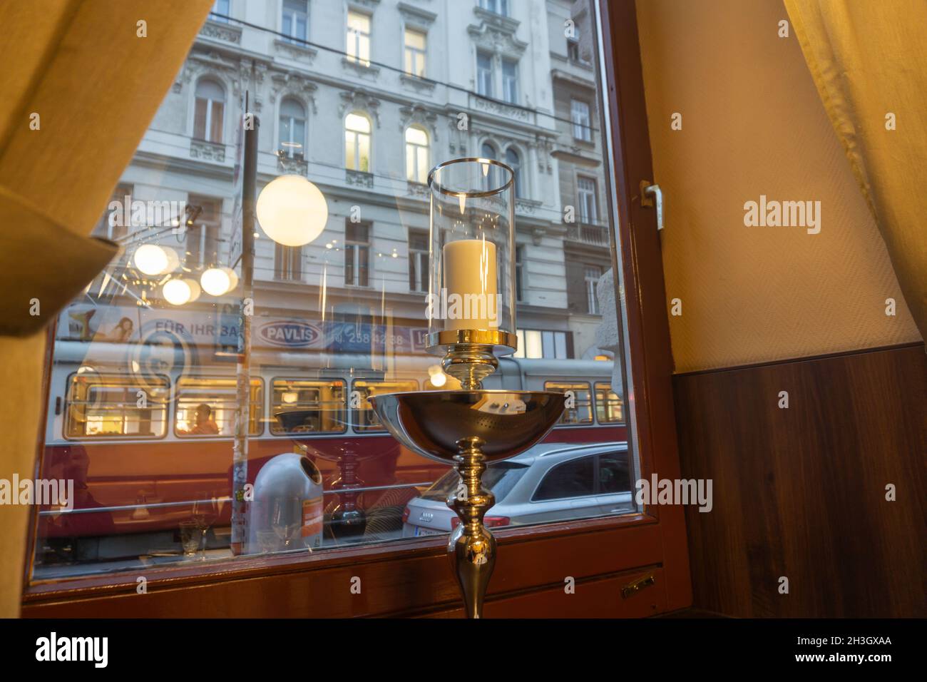 Vienna Austria - 1 settembre 2017; immagine sgranata del vecchio mondo Vista da interno attraverso finestra con riflessi di luci interne alla strada e gli edifici i Foto Stock