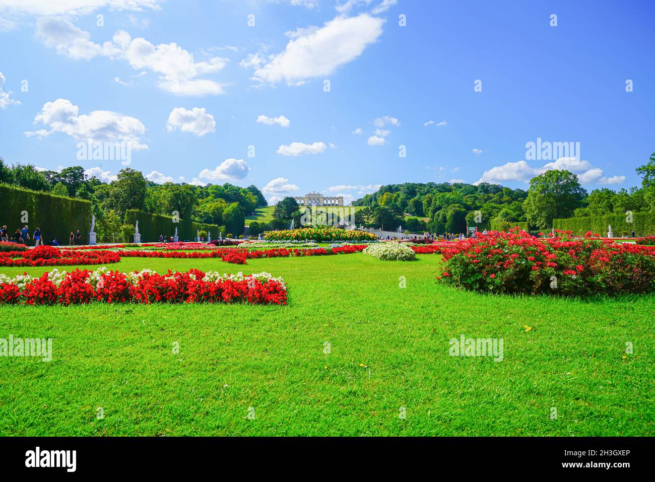 Vienna Austria - 4 settembre 2017; Grande Parterre o giardino paesaggistico verde e fiorito nel palazzo di Schronbrunn Foto Stock