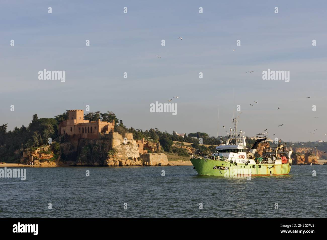 Castelo de S JoÃ Do Arade e barca da pesca a Fer Foto Stock