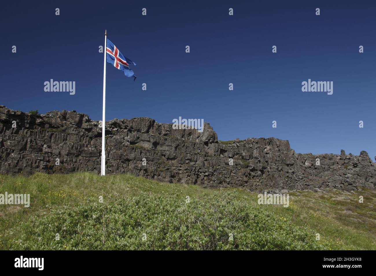 LÃ¶gberg (roccia della Legge) a Ãžingvellir (Thingvellir). La bandiera nazionale dell'Islanda. SuÃ°urland Foto Stock