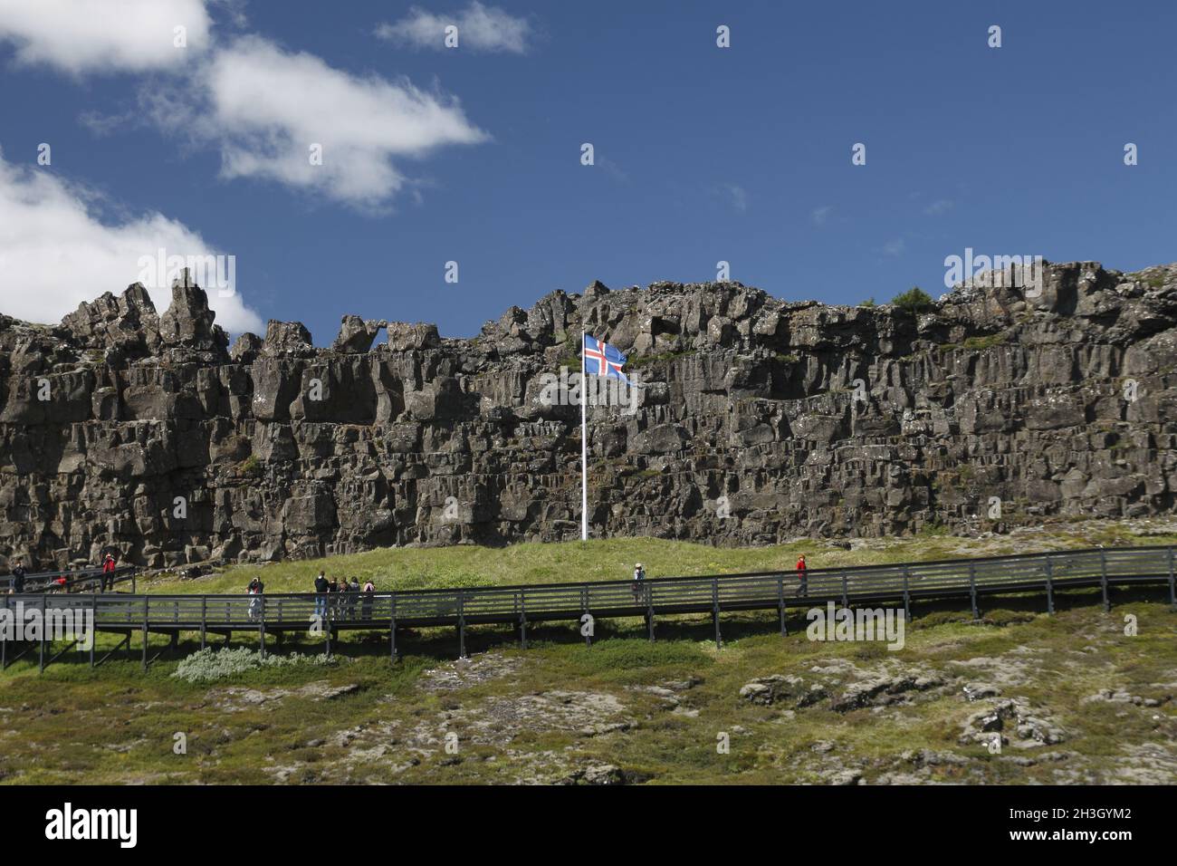 LÃ¶gberg (roccia della Legge) a Ãžingvellir (Thingvellir). La bandiera nazionale dell'Islanda. SuÃ°urland Foto Stock