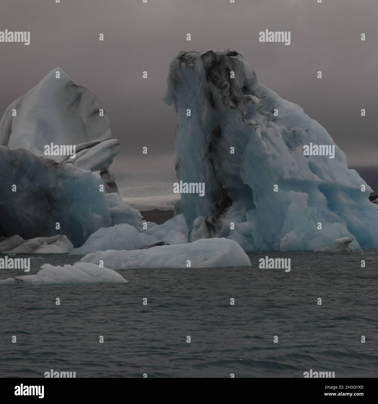 Iceberg a JÃ¶kulsÃ¡rlÃ³n. La Laguna del Ghiacciaio di JÃ¶kulsÃ¡rlÃ³n è una laguna formata di fronte al ghiacciaio di amerkurjÃ¶°BreiÃ kull a Sou Foto Stock