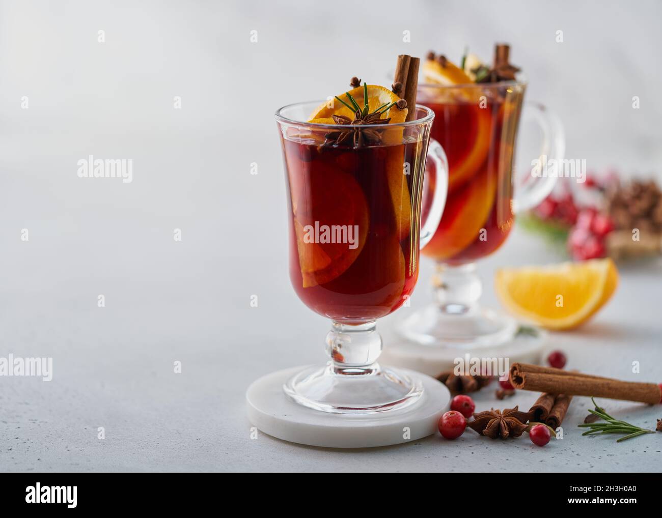 Bevande alcoliche calde di stagione. VIN brulé rosso su sfondo bianco. Spazio di copia, orizzontale Foto Stock