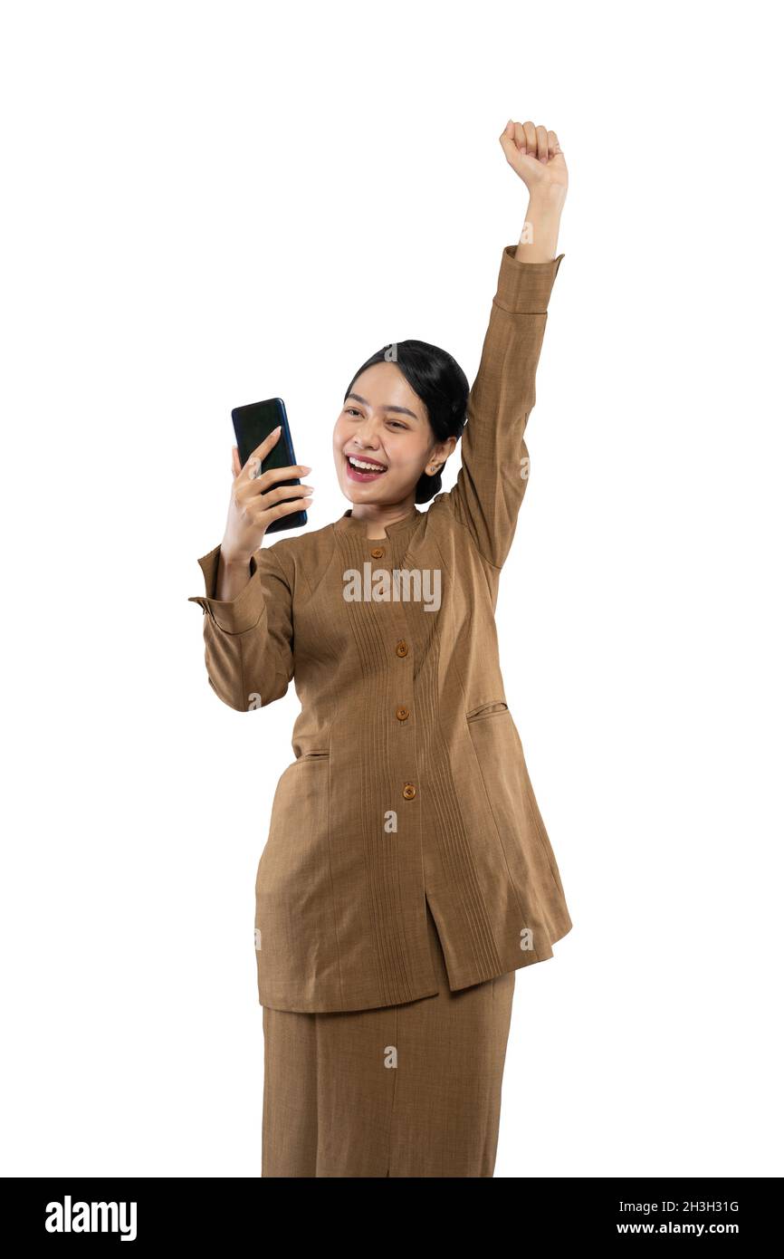 donna in uniforme eccitato mentre guarda il suo telefono mano in su Foto Stock