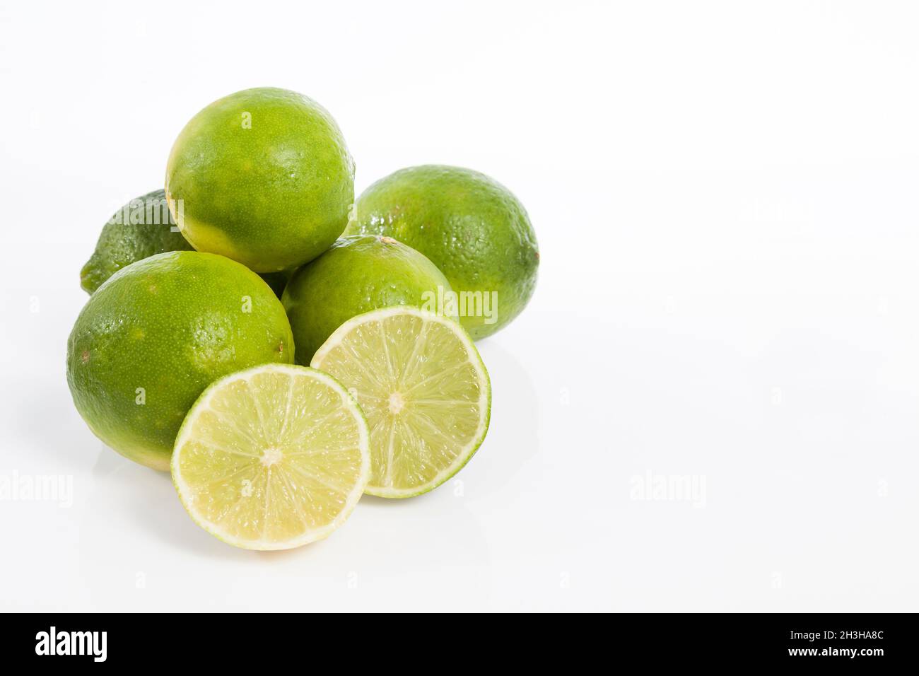 Frutta Limón Tahiti -Citrus x Latifolia isolato su sfondo bianco Foto Stock