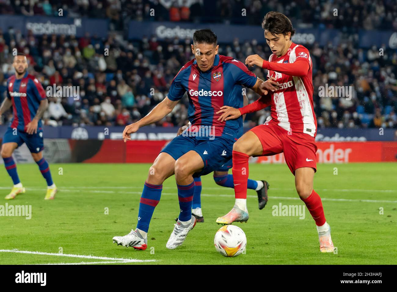 Villarreal, Spagna. 28 ottobre 2021. Oscar Duarte (C) di Levante UD e Joao Felix Sequeira (R) di Atletico de Madrid sono visti in azione durante la Liga spagnola, partita di calcio tra Levante UD e Atletico de Madrid allo Stadio Ciutat de Valencia di Valencia.(Punteggio finale; Levante UD 2:2 Atletico de Madrid) credito: SOPA Images Limited/Alamy Live News Foto Stock