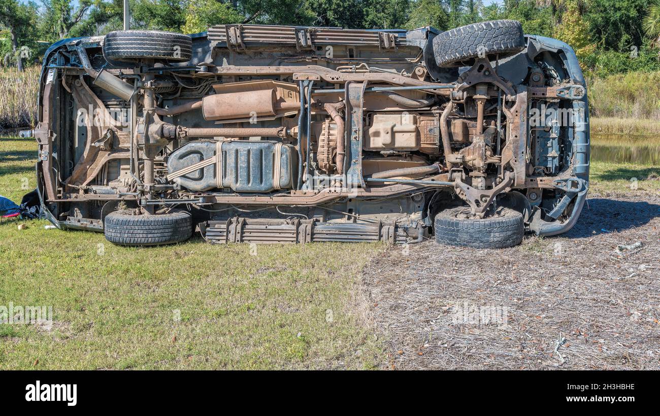 Il pick-up si è fatto rotolare su un lato dopo aver lasciato la carreggiata e dentro e fuori dal fossato. Foto Stock