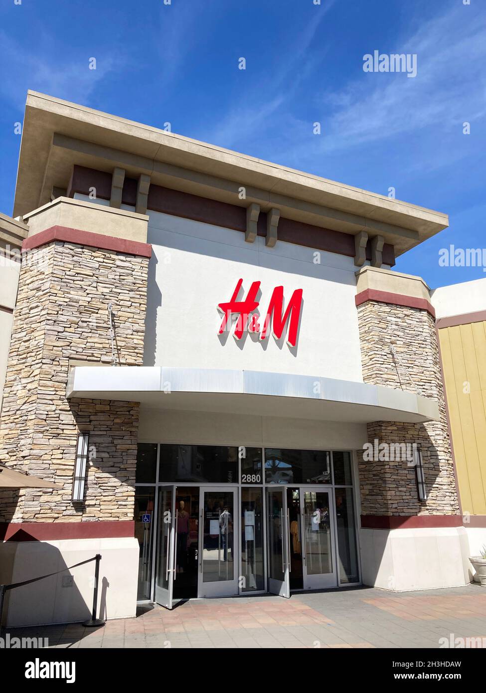 Cartello H M, logo sulla facciata e l'ingresso del punto vendita. - Livermore, California, Stati Uniti d'America - 2021 Foto Stock