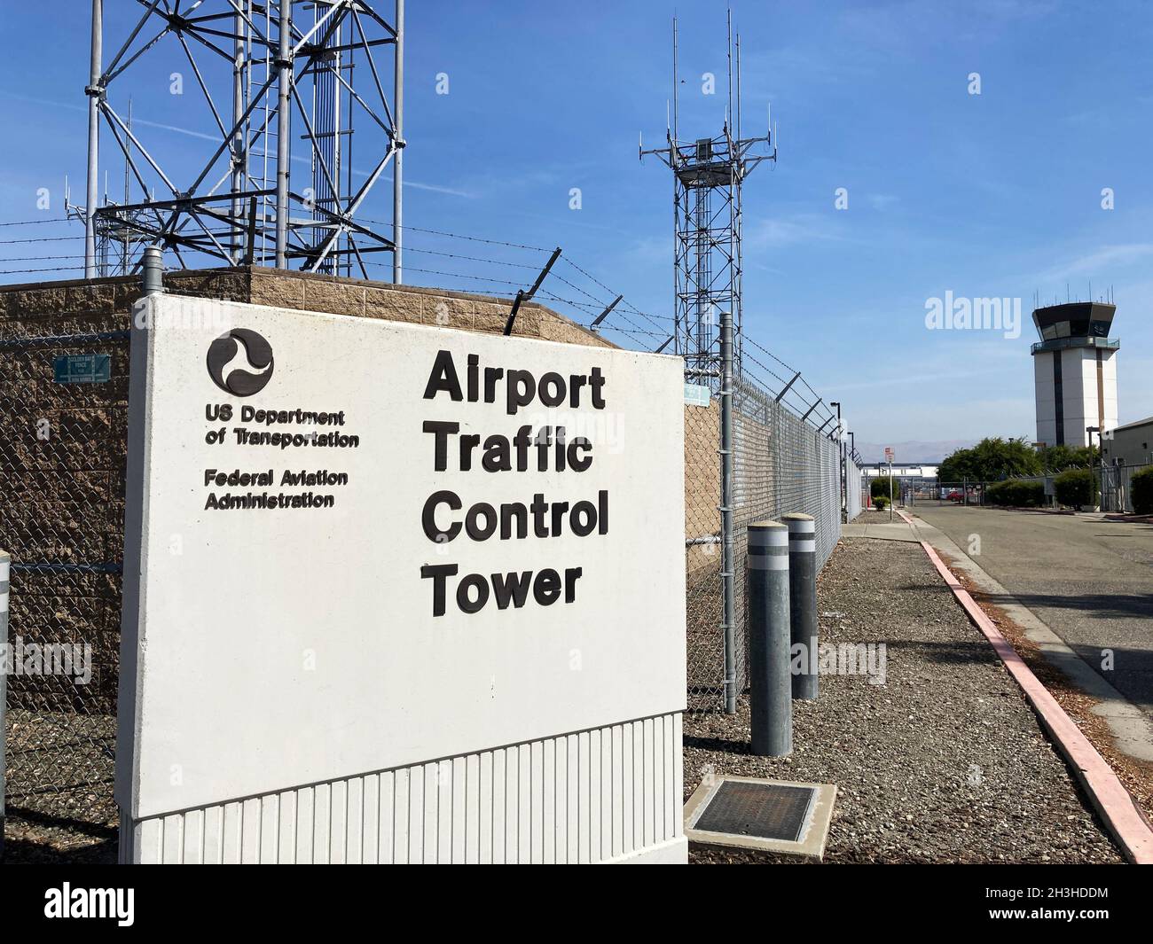 Cartello Airport Traffic Control Tower. La torre è gestita dalla Federal Aviation Administration del Dipartimento dei Trasporti degli Stati Uniti. - San Jose, Foto Stock