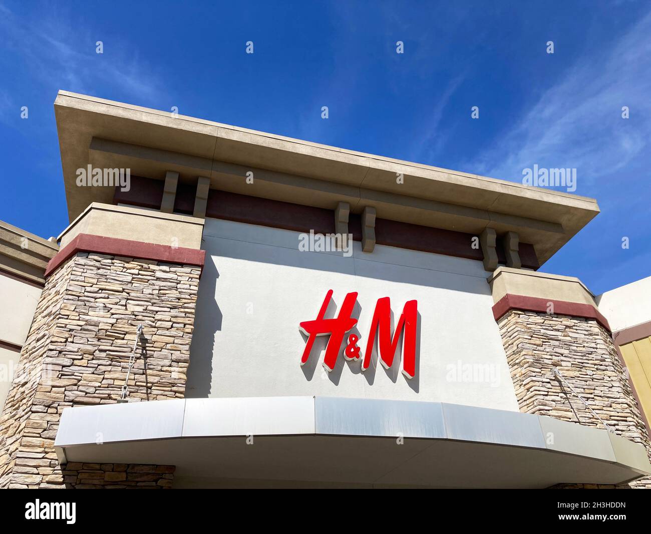 Insegna H e M, logo sulla facciata del negozio della catena al dettaglio - Livermore, California, USA - 2021 Foto Stock