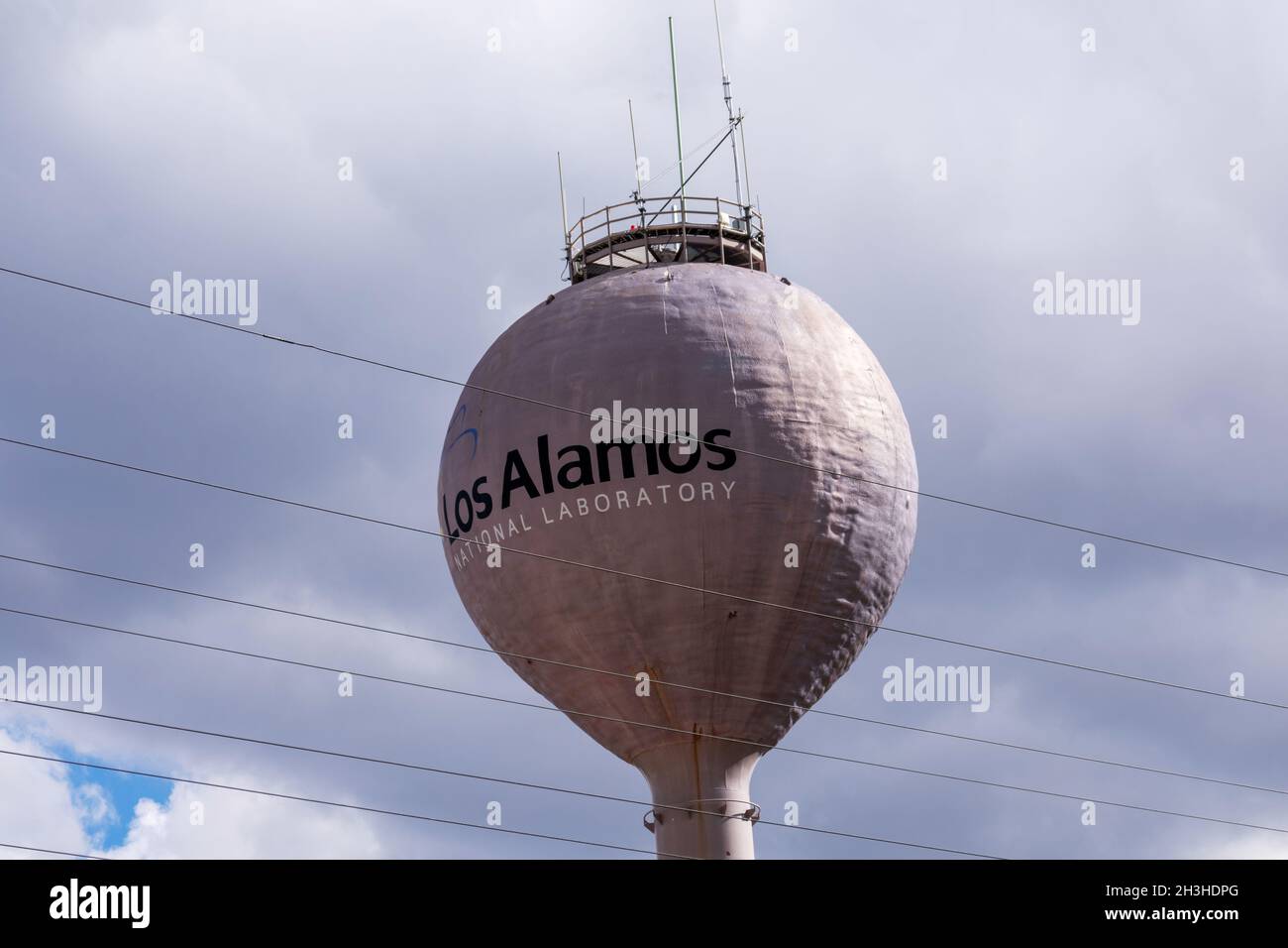 Los Alamos National Laboratory cartello su serbatoio torre d'acqua - Los Alamos, New Mexico, USA - 2021 Foto Stock
