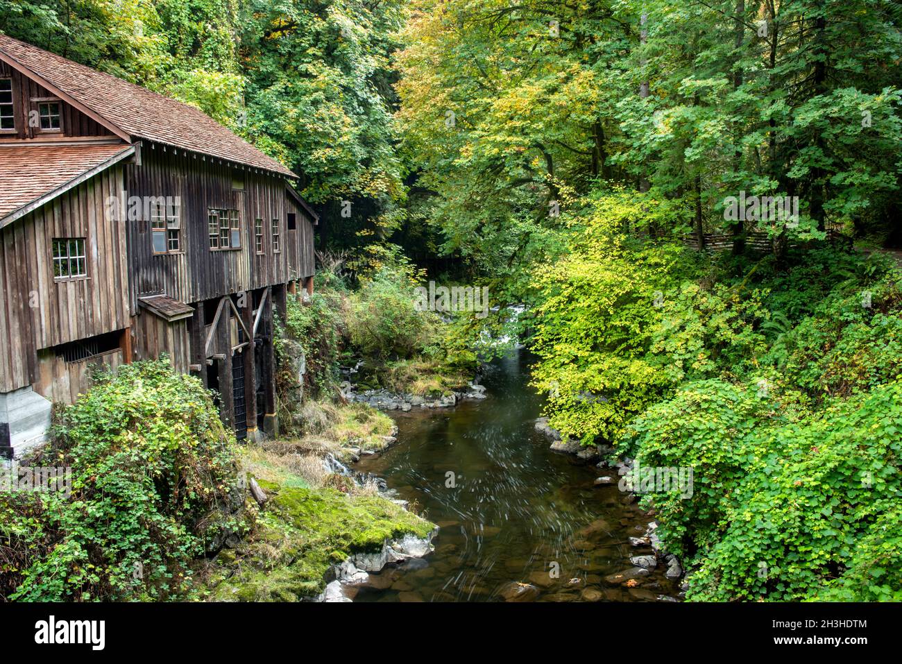 Questo è il Cedar Creek Grist Mill vicino a Woodland, Washington. È il più antico mulino operativo del Pacifico nord-occidentale. Foto Stock