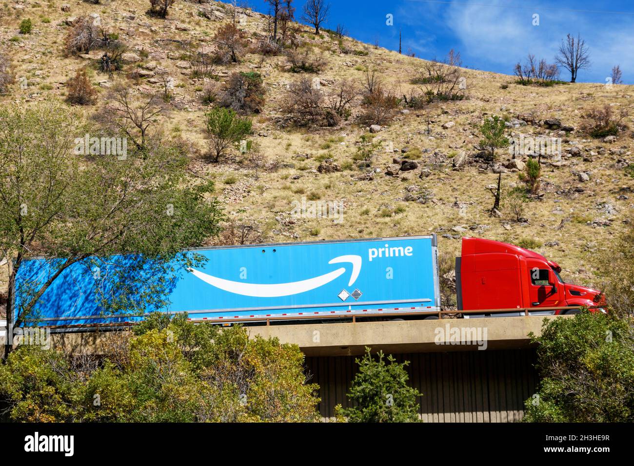 Camion semirimorchio Amazon prime consegna trasporto merci al dettaglio  attraverso il pass di montagna - Glenwood Canyon, Colorado, Stati Uniti  d'America - 2021 Foto stock - Alamy