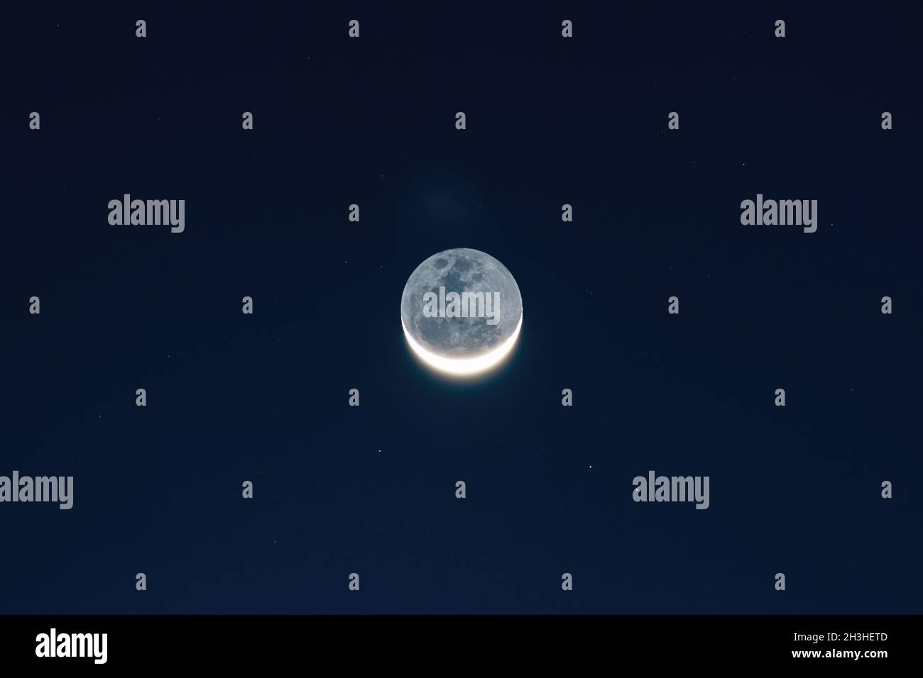 Luna sul cielo cittadino Foto Stock