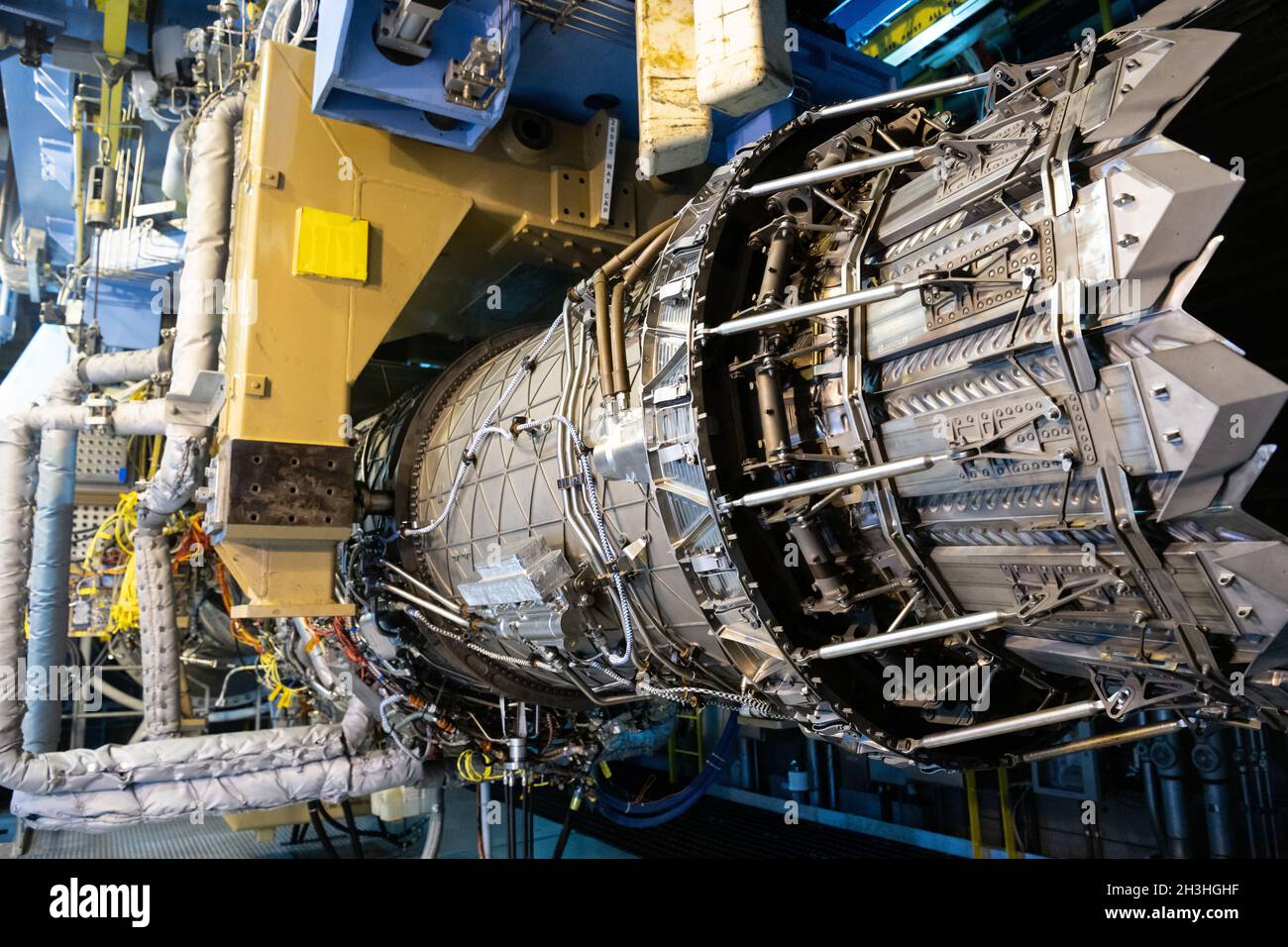 Un motore Pratt & Whitney F135 si blocca in Arnold Engineering Development Complex (AEDC) Sea Level Test Cell 3 alla Arnold Air Force base, Tenn., durante un periodo di ispezione e manutenzione 2 settembre 2021. Il modello F135, utilizzato per alimentare il combattente a sciopero congiunto F-35, è sottoposto a test di missione accelerati presso lo stabilimento AEDC a supporto degli sforzi del programma di miglioramento dei componenti. (STATI UNITI Air Force foto di Jill Pickett) Foto Stock