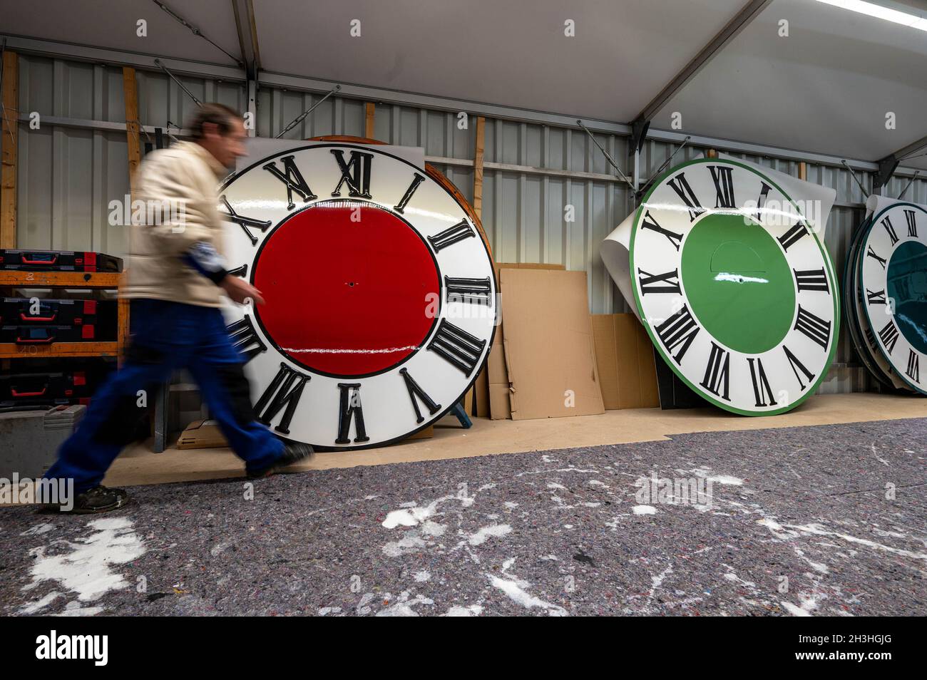 Regensburg, Germania. 27 ottobre 2021. Le facce dell'orologio della torre orologi del produttore di orologio Rauscher stand in una sala della società. La domenica (31.10.2021) l'orologio sarà riportato dalle tre alle due. Credit: Armin Weigel/dpa/Alamy Live News Foto Stock