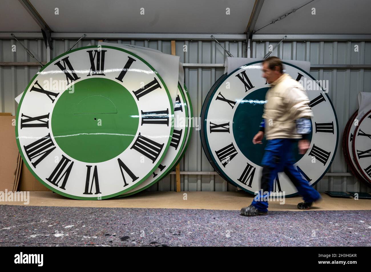 Regensburg, Germania. 27 ottobre 2021. Le facce dell'orologio della torre orologi del produttore di orologio Rauscher stand in una sala della società. La domenica (31.10.2021) l'orologio sarà riportato dalle tre alle due. Credit: Armin Weigel/dpa/Alamy Live News Foto Stock