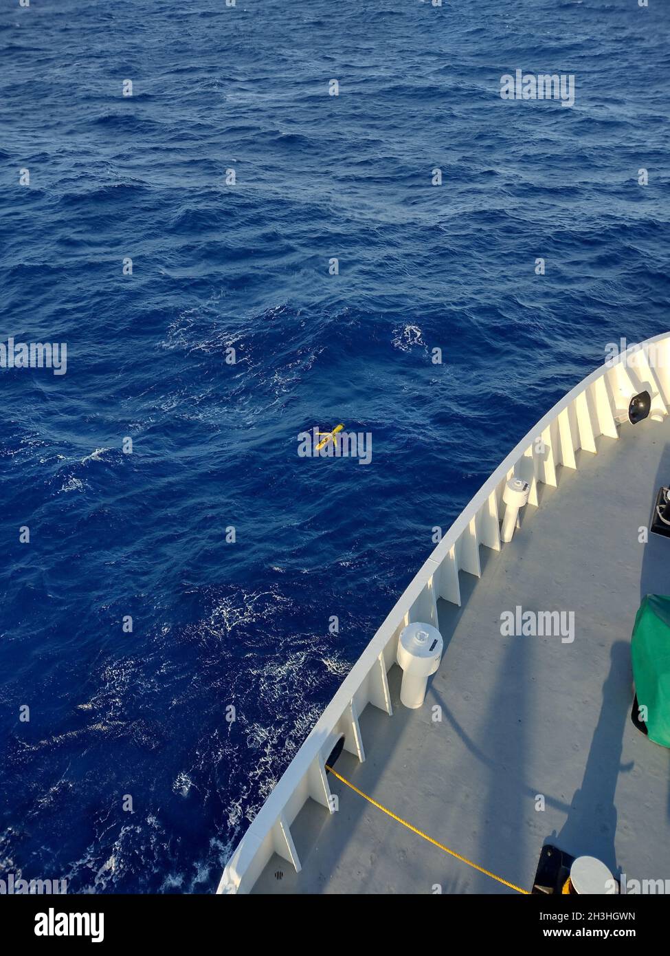 La nave di ricerca Kilo Moana ha recuperato diversi alianti oceanografici della Marina degli Stati Uniti nel Pacifico, 25 ottobre 2021. Lo sforzo di recupero è stato una collaborazione tra l'equipaggio a bordo del Kilo Moana e membri del comando Navale di Meteorologia e Oceanografia (CNMOC), Naval Oceanographic Office, University-National Oceanographic Laboratory System (UNOLS), School of Ocean and Earth Science and Technology, Office of Naval Research, e University of Hawaii a Manoa. Naval Oceanography opera alianti senza equipaggio in tutto il mondo che si affacciano sugli oceani per capire meglio l'ambiente fisico. UNOLS ha Foto Stock