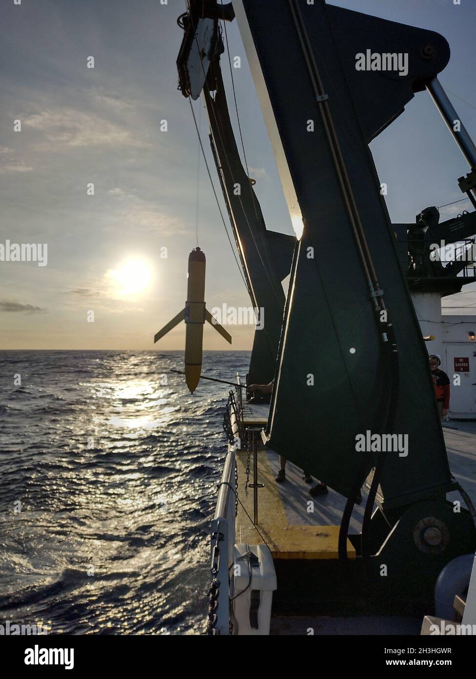 La nave di ricerca Kilo Moana ha recuperato diversi alianti oceanografici della Marina degli Stati Uniti nel Pacifico, 25 ottobre 2021. Lo sforzo di recupero è stato una collaborazione tra l'equipaggio a bordo del Kilo Moana e membri del comando Navale di Meteorologia e Oceanografia (CNMOC), Naval Oceanographic Office, University-National Oceanographic Laboratory System (UNOLS), School of Ocean and Earth Science and Technology, Office of Naval Research, e University of Hawaii a Manoa. Naval Oceanography opera alianti senza equipaggio in tutto il mondo che si affacciano sugli oceani per capire meglio l'ambiente fisico. UNOLS ha Foto Stock
