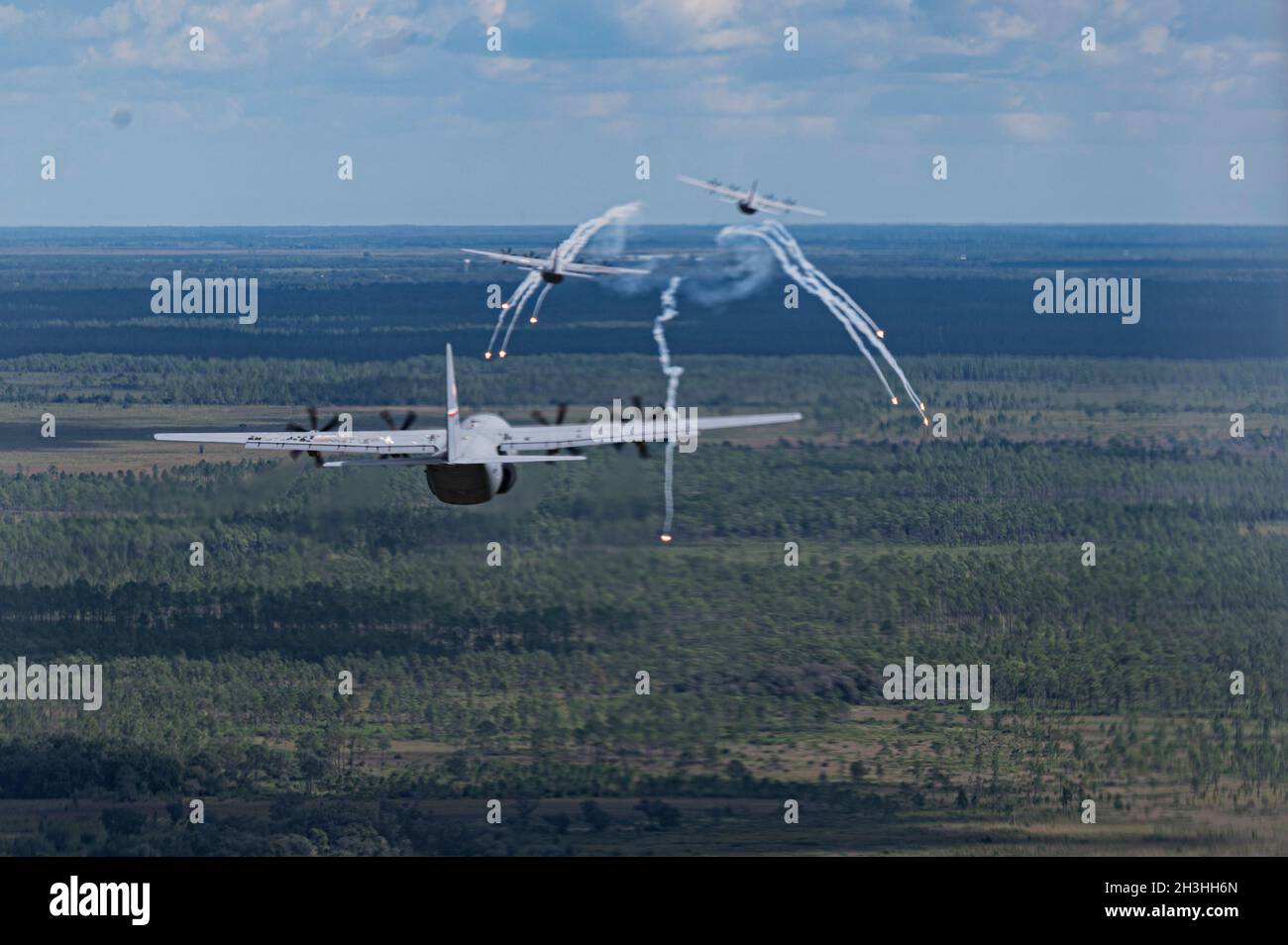 A C 130J Super Hercules dalla 317 Airlift Wing partecipa alla formazione di flare come parte di esercizio chiave di pericolo, 13 ottobre 2021. Le svasature sono usate come contromisure per confondere e reindirizzare i missili di ricerca di calore quando volano in uno spazio aereo incontrollato. (STATI UNITI Air Force foto di Senior Airman Reilly McGuire) Foto Stock