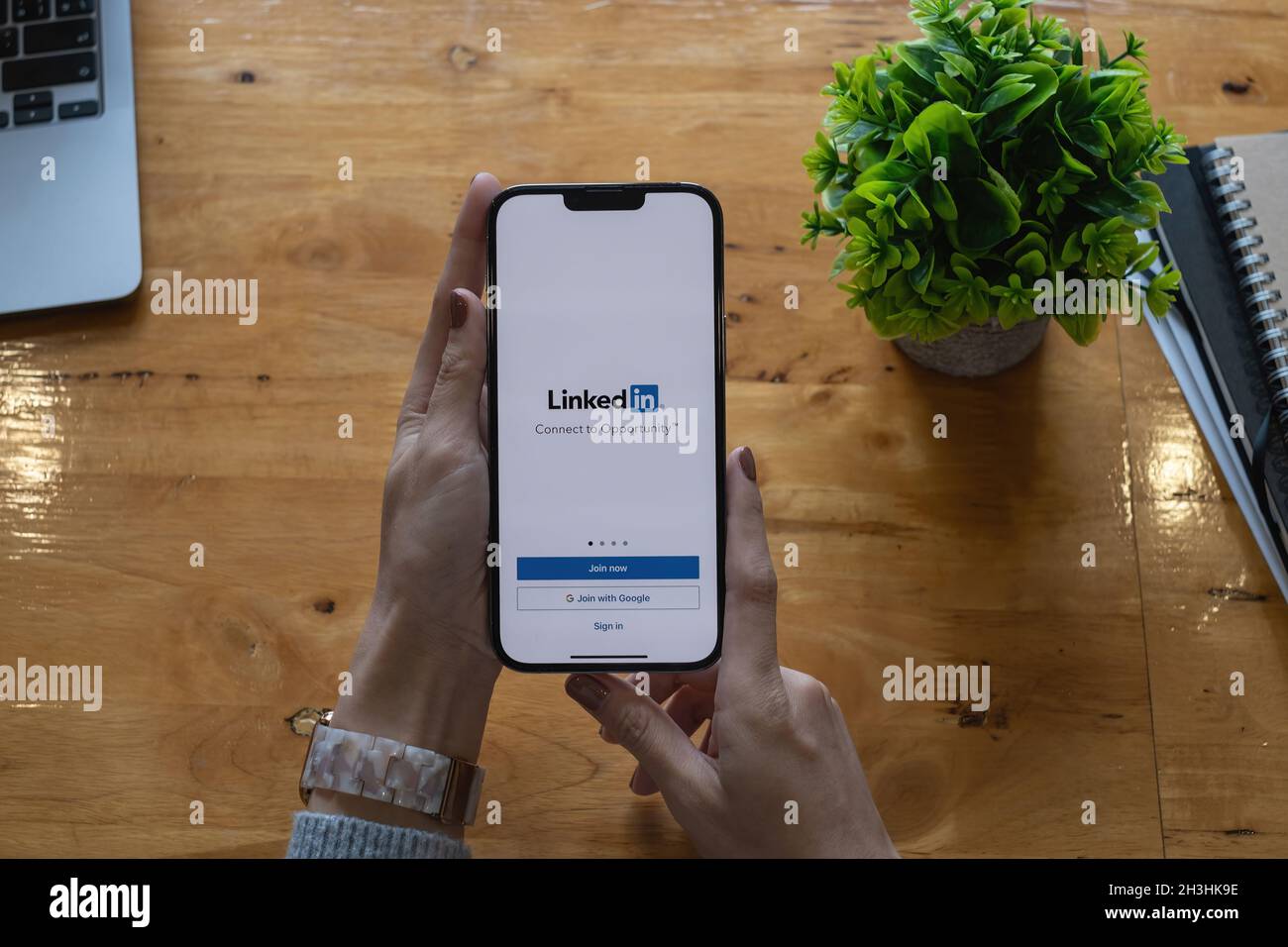CHIANG mai, THAILANDIA: 18 OTTOBRE 2021: Logo LinkedIn sullo schermo del telefono. LinkedIn è un social network per la ricerca e la creazione di contatti aziendali. IT Foto Stock