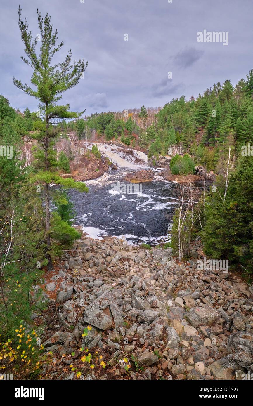 Onaping High Falls si trova vicino a Sudbury Ontario Canada. La vista più famosa di queste cascate è dal punto panoramico A Y Jackson. Foto Stock
