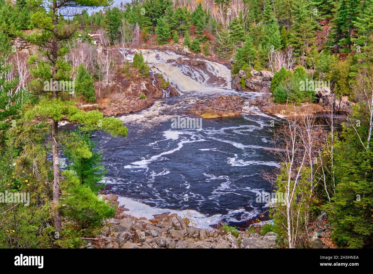 Onaping High Falls si trova vicino a Sudbury Ontario Canada. La vista più famosa di queste cascate è dal punto panoramico A Y Jackson. Foto Stock