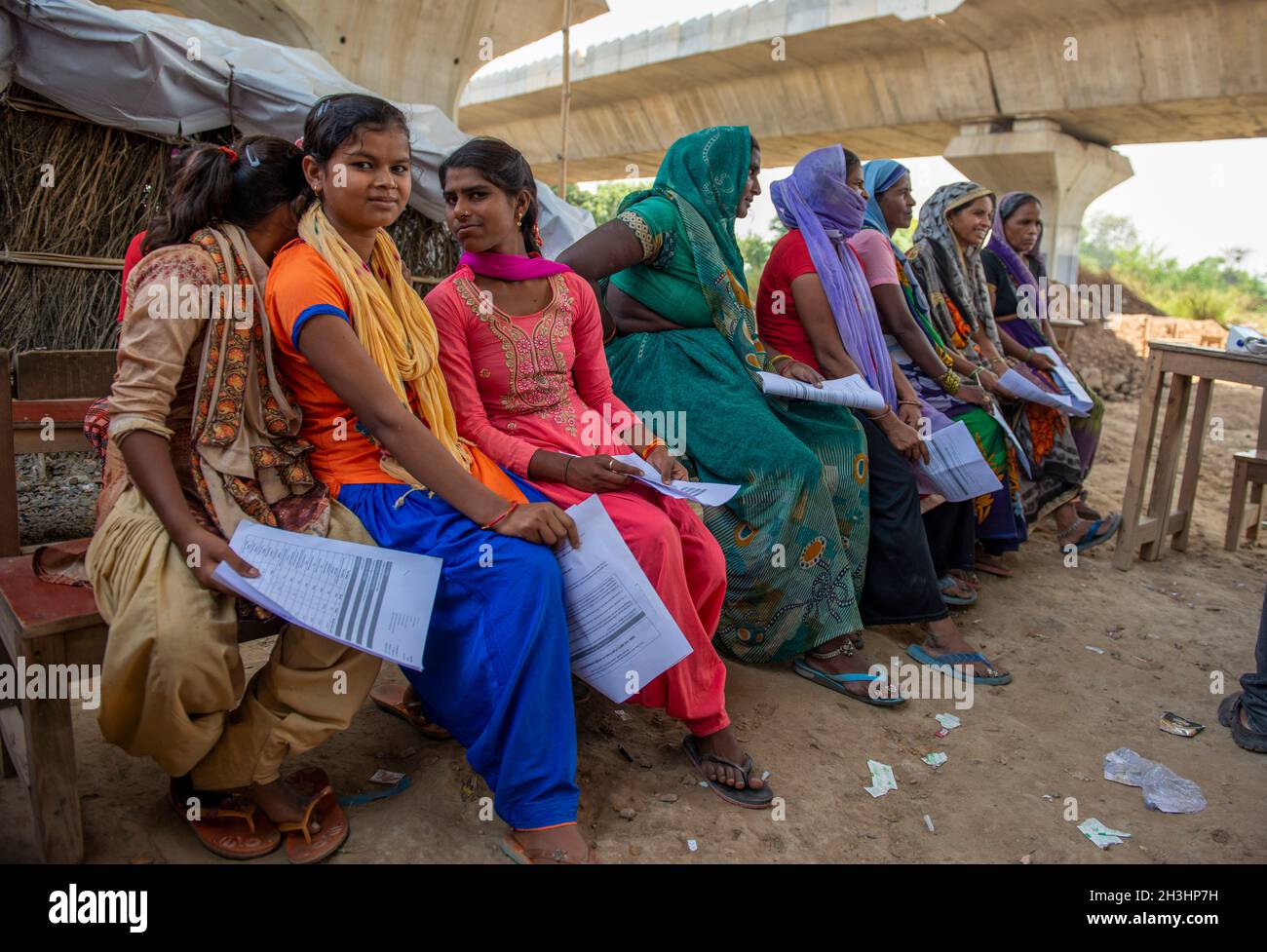 New Delhi, India-Ott 10 2021: Le giovani ragazze in coda con il rapporto di sangue in attesa del loro turno, mentre il medico di controllo segnala uno per uno a OPD durante Fr Foto Stock