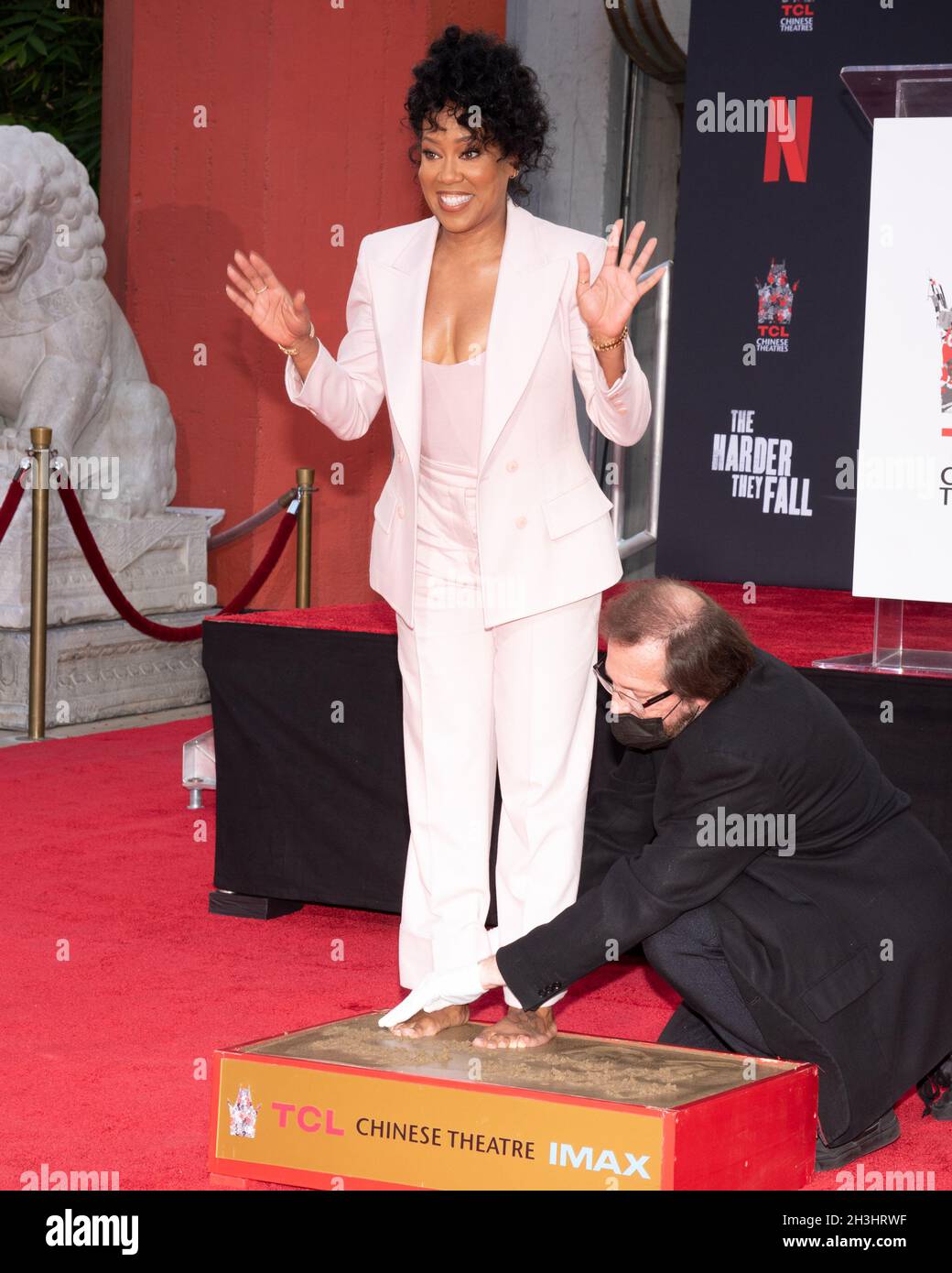 28 ottobre 2021 - Los Angeles, California - Regina King. Cerimonia a mano e a piè di pagina Regina King. Photo Credit: Billy Bennight/AdMedia/MediaPunch Foto Stock