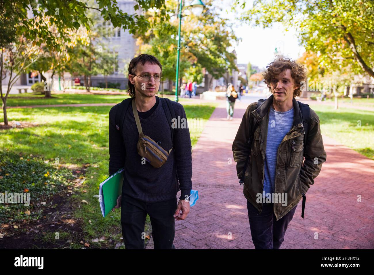 Bloomington, Stati Uniti. 28 ottobre 2021. L'Indiana Grad Workers Coalition Organizers Cole Nelson (R) e Pat Wall (L) attraversano il campus per raggiungere un edificio scientifico per firmare i lavoratori laureati con le schede sindacali a Bloomington.l'IGWC (Indiana Grad Workers Coalition) sta attualmente cercando di organizzare un'Unione per i dipendenti laureati presso l'Indiana University. (Foto di Jeremy Hogan/SOPA Images/Sipa USA) Credit: Sipa USA/Alamy Live News Foto Stock