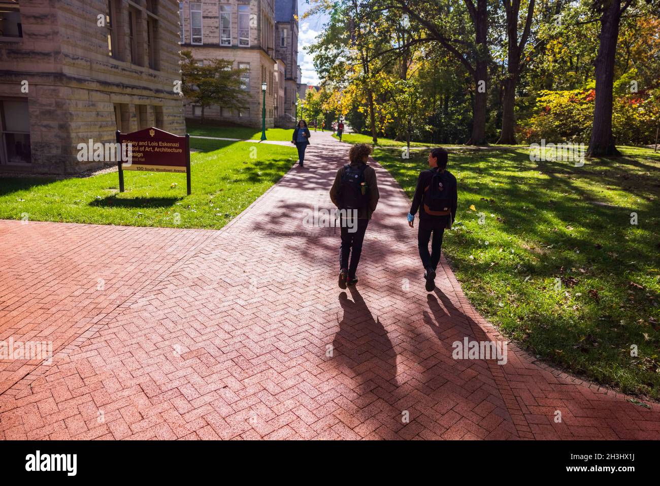 Bloomington, Stati Uniti. 28 ottobre 2021. L'Indiana Grad Workers Coalition Organizers Cole Nelson (C) e Pat Wall (R) attraversano il campus per raggiungere un edificio scientifico per firmare i lavoratori laureati con le schede sindacali a Bloomington.l'IGWC (Indiana Grad Workers Coalition) sta attualmente cercando di organizzare un'Unione per i dipendenti laureati presso l'Indiana University. (Foto di Jeremy Hogan/SOPA Images/Sipa USA) Credit: Sipa USA/Alamy Live News Foto Stock