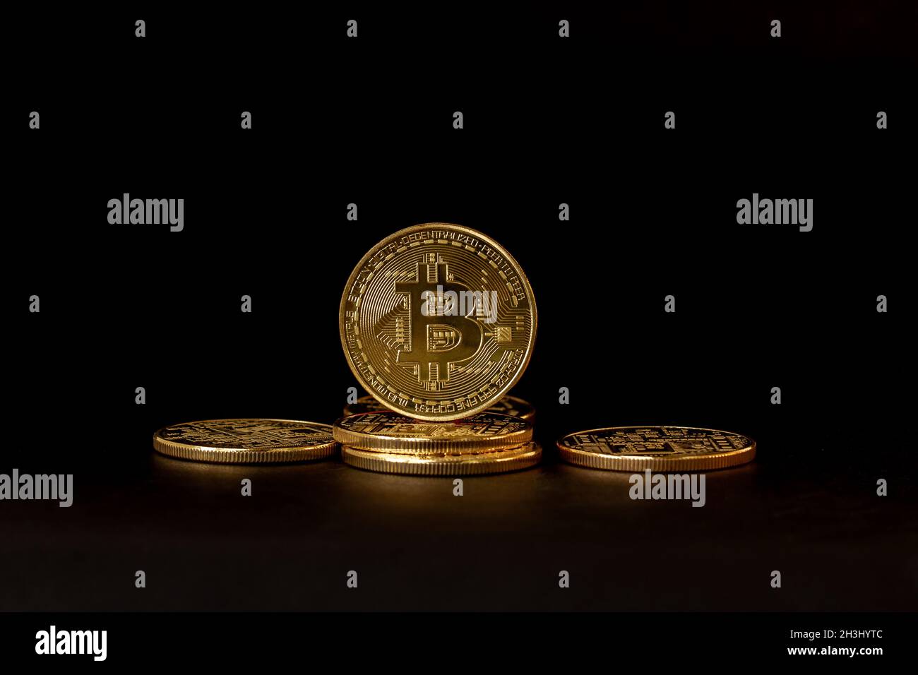 Alcuni Bitcoins che hanno un colore oro sono attualmente popolari e hanno un valore crescente rispetto al dollaro US. Per pagamenti, finanziamenti, investimenti e Foto Stock