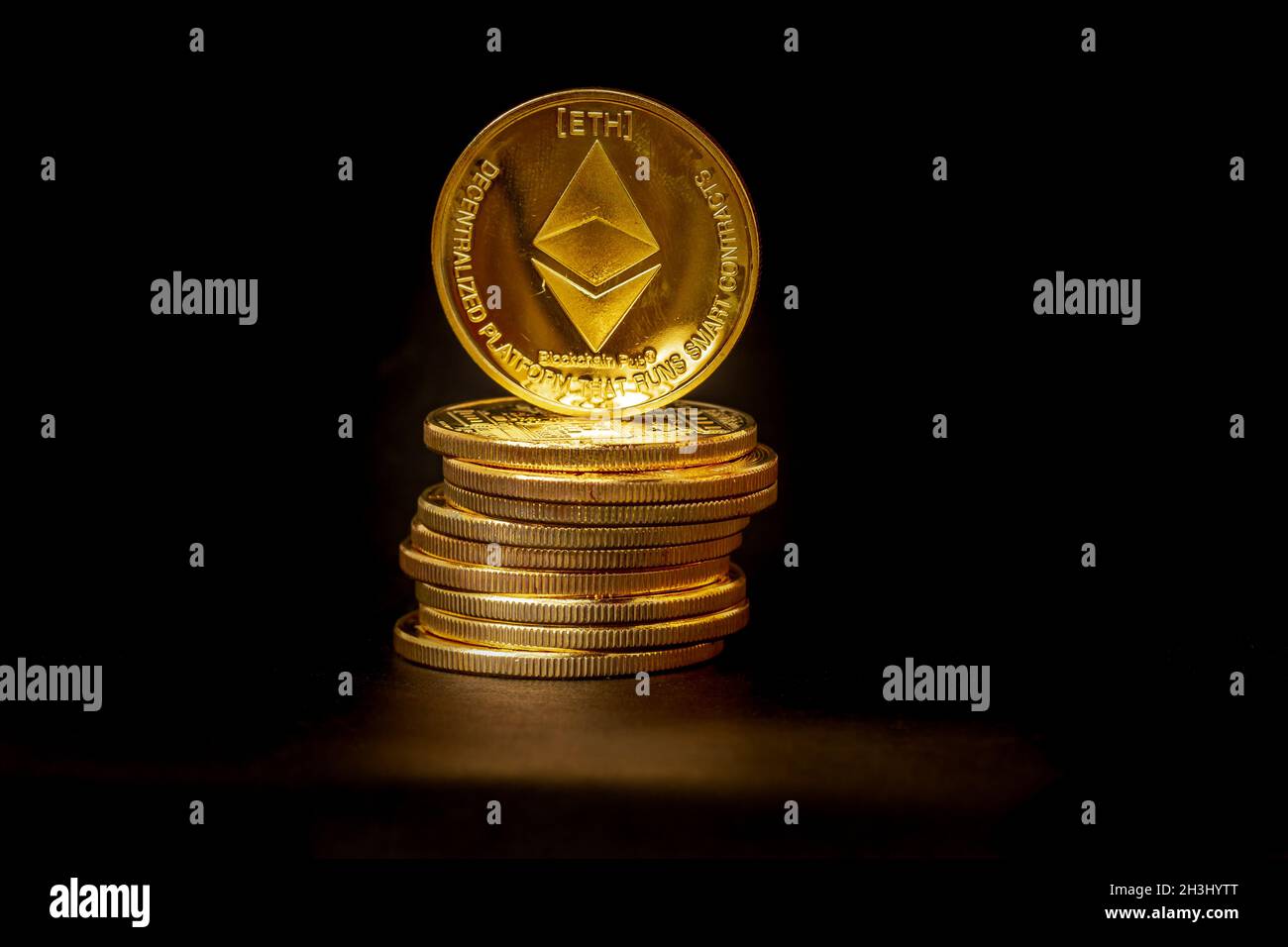 Un mucchio di monete Ethereum che hanno un colore oro che è attualmente popolare e ha un valore crescente rispetto al dollaro statunitense. Per il pagamento, il finanziamento, Foto Stock